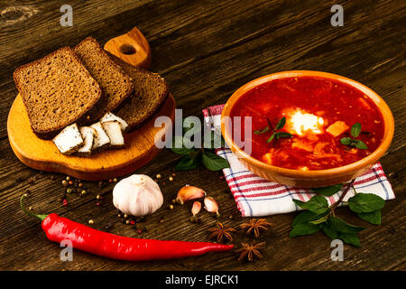 ukrainischen Borschtsch mit Paprika und Knoblauch auf hölzernen Hintergrund Stockfoto