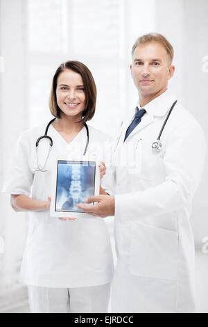 zwei Ärzte, die x-ray auf tablet-pc Stockfoto