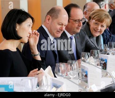 Berlin, Deutschland. 31. März 2015. German chancellor Angela Merkel (R), französische Präsident Francois Hollande (2. R), Hamburger Bürgermeister Olaf Scholz und französische Kultur Minister Fleur Pellerin (L) ein Arbeitsessen zwischen den Mitgliedern der deutschen und französischen Regierungen in Berlin, Deutschland, 31. März 2015 teilnehmen. Bildnachweis: Dpa picture Alliance/Alamy Live News Stockfoto