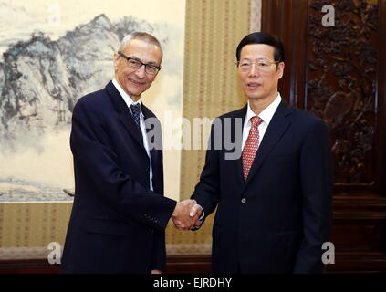 Peking, China. 31. März 2015. Chinese Vice Premier Zhang Gaoli (R) schüttelt Hände mit John Podesta, Gründer der Mitte für amerikanischen Fortschritt (CAP) von den Vereinigten Staaten und der ehemalige Stabschef des US-Präsidenten Bill Clinton, bei ihrem Treffen in Peking, Hauptstadt von China, 31. März 2015. © Ju Peng/Xinhua/Alamy Live-Nachrichten Stockfoto