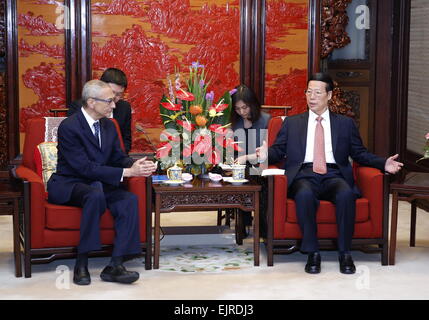 Peking, China. 31. März 2015. Chinese Vice Premier Zhang Gaoli (R) trifft sich mit einer Delegation aus dem Center for American Progress(CAP) der Vereinigten Staaten unter der Leitung von John Podesta (L), Gründer der GAP und der ehemalige Stabschef des damaligen US-Präsidenten Bill Clinton, in Peking, Hauptstadt von China, 31. März 2015. © Ju Peng/Xinhua/Alamy Live-Nachrichten Stockfoto