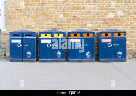 Reihe von blauen öffentlichen recycling-Behälter in Market Harborough, Leicestershire Stockfoto