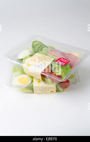 Abgepackte Ei und Schinken Salat mit reduzierten Preisangebot Stockfoto