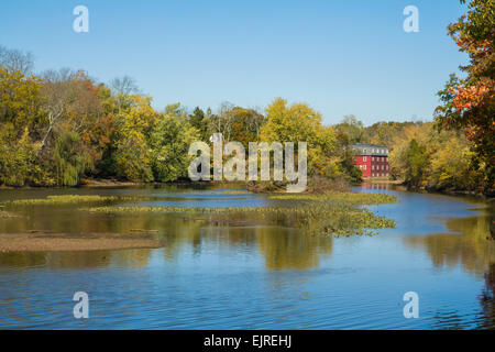 Herbstlaub spiegelt sich im Wasser am Delaware und Raritan Canal State Park in Princeton, New Jersey. Stockfoto