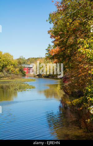 Herbstlaub spiegelt sich im Wasser am Delaware und Raritan Canal State Park in Princeton, New Jersey. Stockfoto