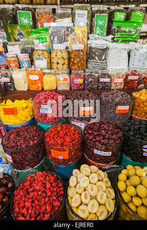 Thailand, Chiang Mai Warorot Markt Shop Anzeige der erhaltenen und getrocknete Früchte Stockfoto