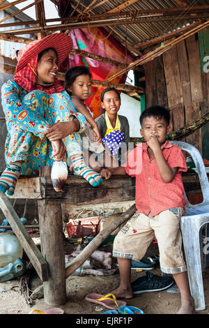 Fischerdorf - Lifestyle - Kep, Kambodscha, Asien. Fischer Familie. Stockfoto