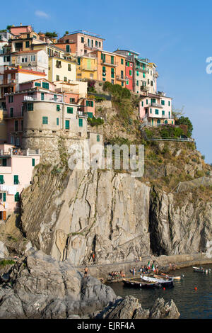 Bunte Häuser auf Klippe, Manarola, Cinque Terre, Ligurien, Italien Stockfoto