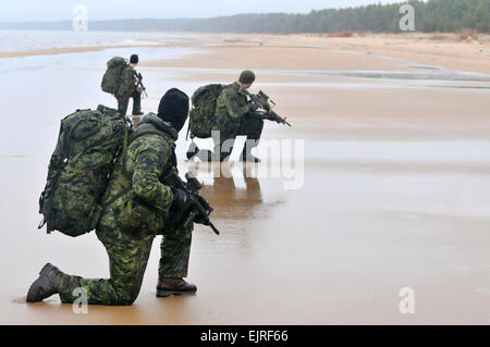 US Army Aufklärung Kommandos neben Lettisch und kanadischen Kommandos ausführen ein Eindringen von Wasser während des Trainings Betrieb Sommer Schild 30. März 2015 in der Nähe von Adazi Militärbasis, Lettland. Stockfoto