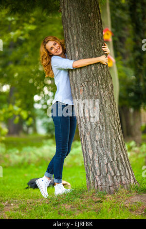 schöne junge Frau im Park spielen Stockfoto