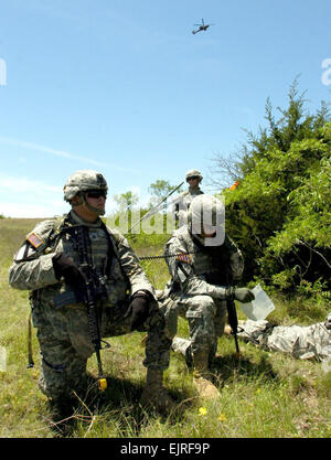 SPC. Alexis Harrison, 2nd Brigade Combat Team, 1. Kavallerie-Abteilung Public Affairs 16. Mai 2008 Yonkers, N.Y., native Staff Sgt Anthony Cohen kommuniziert mit einem AH-64 Apache Hubschrauber während der Rest seiner Truppe aus der weißen Zug Truppe B, 4. Geschwader, 9. Kavallerie-Regiment, 2nd Brigade Combat Team, 1. Kavallerie-Division, bereitet eine simulierte feindliche Festung während einer situativen Übung 9 Mai eilen. Stockfoto