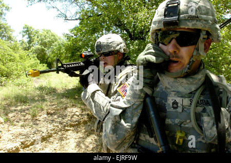 Colorado Springs, Colorado, native Sgt. 1. Klasse Chris Souba und Long Beach Kalifornien, Native Pfc. Matt Turpin kommunizieren mit Truppen über Kopf aus dem 4. Bataillon, 227. Aviation Regiment beim Angriff eines simulierten Feindes während einer situativen Ausbildung 8.Mai ausüben. Souba und Turpin sind beide Teil der Truppe B, 4. Geschwader, 9. Kavallerieregiment "Dark Horse", 2nd Brigade Combat Team, weiße Zug, 1. Kavallerie-Division.  SPC. Alexis Harrison, 2nd Brigade Combat Team, 1. Kavallerie-Abteilung Public Affairs /-News/2008/05/16/9232-dunkel-Pferd-Lets-Traini... /-News/2008/05/16/9232-Dark-Horse- Stockfoto