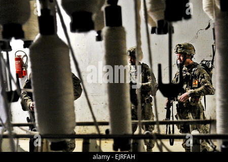 Mitglieder der Kandahar Provincial Reconstruction Team führen eine Standortanalyse einer Textilfabrik 23. Mai 2012, in Kandahar, Afghanistan. Kandahar PRT ist ein gemeinsames Team der US Air Force, Armee, Marine Service-Mitglieder und Zivilisten in der afghanischen Provinz Kandahar bereitgestellt, bei der der Aufwand für den Wiederaufbau und Stabilisierung der lokalen Regierung und Infrastruktur. Stockfoto