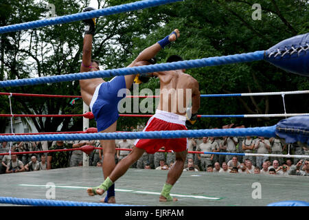 CAMP Freundschaft, KORAT, Thailand versucht 12. Mai 2008 - Namen einen hohen Roundhouse-Kick, die durch Name blockiert und mit einer Ehrfurcht gebietenden und schmerzhafte Bein fegen auf einer Muay Thai Demonstration hier beantwortet wurde. Die Ausstellung wurde die US-Soldaten des 2. Bataillon, 156. Infanterie-Regiment, Louisiana Nationalgarde während Cobra Gold 2008 vorgestellt. Kobra-Gold ist eine jährliche kombinierte, gemeinsame Übung konzentriert sich auf humanitäre Hilfsprojekte und militärische Ausbildung unter der Übung teilnehmenden Ländern. Offizielle US Marinekorps-Foto von Lance CPL Ronald W. Stauffer Stockfoto