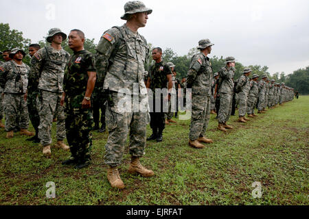 CAMP-Freundschaft, KORAT, Thailand 12. Mai 2008 - Soldaten aus dem 2. Bataillon, 156. Infanterie-Regiment, Louisiana National Guard für Kreuz-mit Royal Thai Soldaten mit 1. Bataillon, 23. Infanterie-Regiment in die Kunst des Muay Thai im Jahr 2008 Cobra kalt hier Zug eingerichtet. Muay Thai ist eine Form der Thai-Boxen. Mitglieder des thailändischen Militärs verwendet eine modifizierte Form des Muay Thai Lerdrit genannt. Offizielle US Marinekorps-Foto von Lance CPL Ronald W. Stauffer Stockfoto