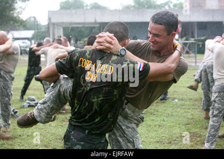 CAMP-Freundschaft, KORAT, Thailand liefert 12. Mai 2008 - US Armee Sgt. Aaron Laflvur, Mortarman mit 156. Infanterie-Regiment, 2nd Battalion, Louisiana National Guard was ein Rib-Rissbildung Knie Streik Thai Gegenstück Pvt. Rangsun Yingsawat, Royal Thai Soldat mit 1. Bataillon, 23. Infanterie-Regiment, beim üben Muay Thai bei Cobra kalt 2008 hier sein könnte. Muay Thai ist eine Form der Thai-Boxen, aber die Thai Militärgebrauch eine modifizierte Form des Muay Thai genannt Lerdrit. Offizielle US Marinekorps-Foto von Lance CPL Ronald W. Stauffer Stockfoto