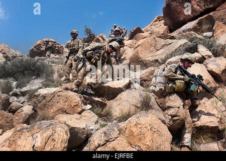 US-Armeesoldaten beginnen den Abstieg vom Gipfel des "Großen bösen," ein Berg in der Provinz Paktika, Afghanistan, 8. September 2011. Die Soldaten werden zugewiesen, Company C, 3. Bataillon, 66th Armor Regiment 172. Infanteriebrigade. Das Gerät wurde auf eine gemeinsame Mission mit der afghanischen Armee und Border Patrol in den Bergen nahe der pakistanischen Grenze.  SPC. Ken Narbe Stockfoto