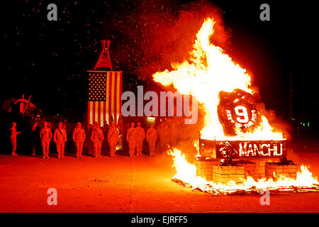 Flammen springen in die Luft vor der 49 Soldaten, die neu eingetragen auf gemeinsame Sicherheit Station Nasir Wa Salam, Irak, 9. April 2010. Die Soldaten werden zugewiesen, der 2nd Infantry Division 4. Bataillon, 9. Infanterie-Regiment, 4. Stryker Brigade Combat Team.  Luisito Brooks SPC. Stockfoto