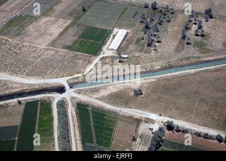 Im Irak machen Kanäle den Unterschied zwischen üppigen grünen Feldern und Wüste Brauntöne. Der Canal Grande, nördlich von Bagdad, ernährt sich ein Netzwerk von kleineren Kanälen, wie diese zwischen Bagdad und Taji, die Landwirte für die Bewässerung zu nutzen.          Raumfahrt-Technologie unterstützt irakische Bewässerung Inventar Projekt /-news/2009/06/30/23723-space-technology-assists-iraqi-irrigation-inventory-project/index.html Stockfoto