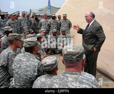 Der ehrenwerte Joseph W. Westphal, unter dem Secretary Of The Army, richtet sich an eine Gruppe von Soldaten aus 2. Brigade der 82. US-Luftlandedivision in Haiti. Die Soldaten sind in Haiti humanitäre Hilfe und Katastrophenschutz im Rahmen der Operation Unified Antwort bieten. Westphal bedankte sich nicht nur die montierten Fallschirmjäger für ihren Dienst, sondern auch deren Familien für ihre anhaltende Unterstützung und Opfern. Stockfoto