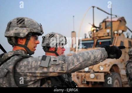 US-Armee Soldaten mit Delta-Truppe, 3. Staffel, 7. Kavallerie-Regiment, 2. Heavy Brigade Combat Team, speichert 3. Infanterie-Division-Suche nach Waffen in Mosul, Irak, am 25. August 2010.   Staff Sgt Edward Reagan, US-Armee.  Veröffentlicht Stockfoto