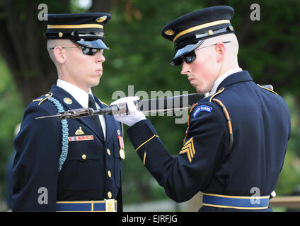 Sgt. Erik McGuire rechts, Sentinel Grab, Grab des unbekannten Soldaten, 3. US Infanterie Regiment der alten Garde, inspiziert die Waffe von einem Grab zu schützen während einer Wachablösung, Aug. 30, am Grab des unbekannten Soldaten in Nationalfriedhof Arlington, VA. Grab wachen muss eine Reihe von Tests und Training bevor sie erwerben das Recht, ein Grab Sentinel aufgerufen werden. Stockfoto