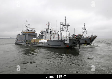 Soldaten fahren Yorktown Küstenwachstation, Yorktown, Virginia am 10:30 März 24 an Bord der großen Schlepper-805 mit zwei Landing Craft Utility Schiffe im Schlepptau. Die Besatzung von 25 Armee Matrosen ist 73. Transportation Company, 10. Transport-Bataillon, 7. Sustainment Brigade Sitz am gemeinsamen Basis Langley-Eustis, Virginia zugewiesen Das Schiff segelt nach Marokko zur Teilnahme an der jährlichen gemeinsamen Logistik über The Shore Übung, eine jährliche Veranstaltung, die Kombination von den Bemühungen der Armee, Marine, Marine und Luftwaffe Personal verwendet, um das US-Militär Transport Beweis Stockfoto