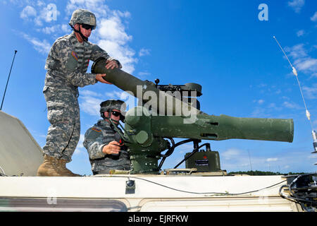 Laden Sie Georgien Army National Guard Spc Justin Reynolds und Spc. Jon Haley, beide Kavallerie-Scouts mit 1-108. Kavallerie ein Training um in ein ITAS Tow-Raketen-System im Georgia Garnison Training Center in Fort Stewart, Georgia. Die Tow-Raketen war eine der Waffen verwendet, während eine kombinierte Waffen Leben Feuer Übung bei der 48. Infantry Brigade Combat Team der exportierbar Combat Training Fähigkeiten XCTC Ausbildung an Fort Stewart. Reynolds stammt Powder Springs, Georgia. Er arbeitet als Fahrer für Abfälle und würde für zwei Jahre im Oktober in der Garde gedient haben. Haley ist eine Kennesaw, Georgia, na Stockfoto