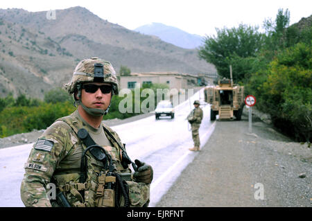 US Army 2nd Lt. Tell Wilson, platoon Leader für 2. Plt, Troop A, 6. Staffel, 4. Kavallerie-Regiment, 3rd Brigade Combat Team, 1st Infantry Division, Task Force Duke schaut zu, wie seine Soldaten Mann einen Verkehrs-Kontrollpunkt in Bargay Dorf, am 2. September. Die TCP sollte verboten und entmutigen Aufständischen durch die Gegend bewegen sowie den Schmuggel von Waffen zu stoppen. Stockfoto