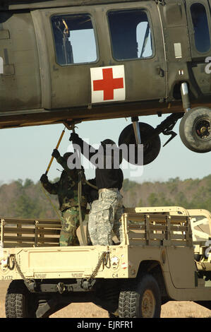 US-Armeesoldaten aus dem 54. Truppe-Befehl, New Hampshire Army National Guard Haken ein Humvee auf einem UH-60 Black Hawk-Hubschrauber für den Sling Last Transport 16. Februar 2007, während des gemeinsamen Gottesdienstes Übung Operation Granit Dreieck an Blackstone Army Airfield in ft. Pickett, Virginia.  CPL. Joshua Balog veröffentlicht Stockfoto