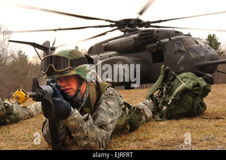 Ein Soldat der US Armee von 237. Military Police Company, New Hampshire Nationalgarde, zieht Sicherheit nach Demontage eines HM-53E Sea Dragon-Hubschraubers bei militärischen Operationen in urbanem Gelände Ausbildung an Fort Pickett, VA., 20. Februar 2007.  Sgt. Matthew J. Kuzma, Stockfoto