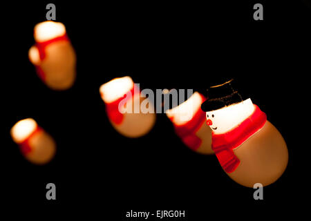 Hellen Schneemänner Lichterkette - der erste ist im Fokus, der Rest sind nicht - flachen Schärfentiefe Stockfoto
