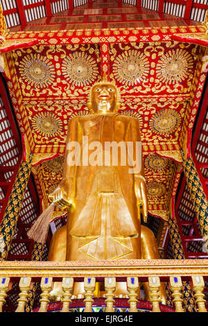Thailand, Chiang Mai, Wat Suan Dok, Buddha-Statue in der Haupthalle Gebet Stockfoto