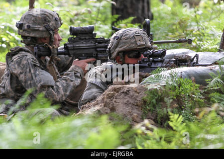 US-Armee Soldaten mit 3. Bataillon, 509. Infanterie-Regiment, 4. Infanterie-Brigade Combat Team in der Luft, 25. Infanteriedivision Wachen aus einer kämpfende Position an der Joint Readiness Training Center in Fort Polk, Louisiana, 18. April 2014. Die Soldaten waren defensive Operationen im Rahmen einer entscheidenden Aktion Ausbildung Umwelt Übung durchführen.    US Army Staff Sgt Christopher Klutts, 20. Public Affairs-Abteilung Stockfoto