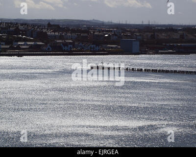 Newcastle Upon Tyne, UK. 31. März 2015. UK-Wetter: Ein Silouetted Versand Navigationshilfe an einem stürmischen Tag mit Sunshune und häufiges Duschen Hagelkörner und Regen Credit: James Walsh/Alamy Live-Nachrichten Stockfoto