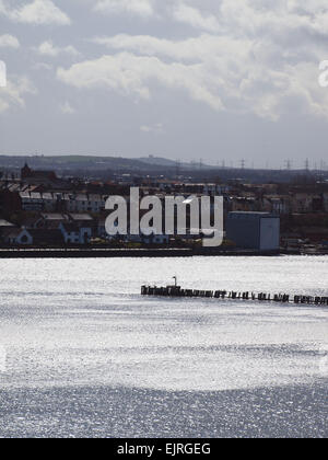 Newcastle Upon Tyne, Dienstag, 31. März 2015, Großbritannien Wetter: A Silhouette Versand Navigationshilfe an einem stürmischen Tag mit Sonnenschein und häufiges Duschen von Hagel und Regen. Bildnachweis: James Walsh/Alamy Live-Nachrichten Stockfoto