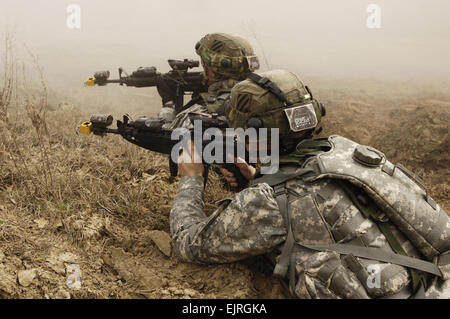 US-Armee Soldaten vom 1. Bataillon, 64. Armor Regiment, 2nd Brigade Combat Team, 3. US-Infanteriedivision reagieren auf Scharfschützen in der simulierten Stadt Medina Wasl während Ausbildung an Fort Stewart, Georgia, 3. März 2007.  3. ID leitet Training mit Hilfe von Beobachterteams Controller von National Training Center in Vorbereitung für eine zukünftige Bereitstellung.  Staff Sgt Alfred Johnson Stockfoto