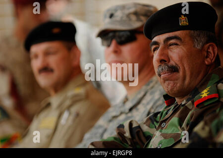 US Army Lieutenant Colonel Kenneth Casey Zentrum, Kommandeur der 1. Bataillon, 67. Armor Regiment, 3rd Brigade Combat Team, 25. Infanterie-Division, sitzt mit Oberstleutnant Hassan vorne, Kommandeur des 2. Bataillons, 12. Brigade, 2. irakische Armee-Division, während der Umsatz-Zeremonie der Multi-National Force - Irak, Combat Outpost macht in Aden Bezirk von Mosul, Irak, 7.Juni.   /  / Stockfoto