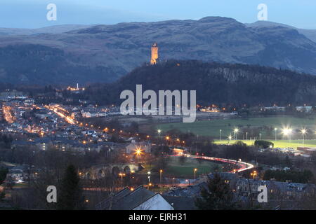 Wallace Monument und Stirling Stadtbild bei Nacht Schottland März 2015 Stockfoto