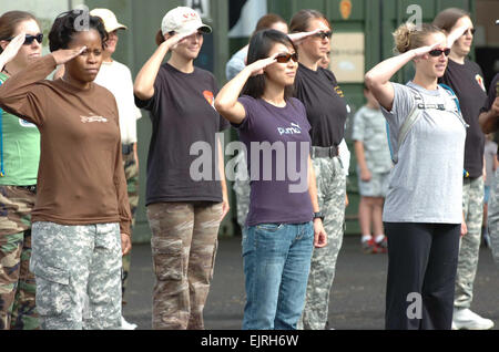 Ehegatten von Soldaten, 2. Geschwader, 6. Kavallerie-Regiment, 25. Combat Aviation Brigade zugewiesen reagieren auf den "Present Arms" Befehl "Drill-Down" Beseitigung Wettbewerb wo Ehegatten während 2-6 Kavallerie Ehepartner Sporn Fahrt bei Wheeler Army Airfield, 15. November auf gerichtete Bewegung Grundbefehle ähnlich wie ein "Simon sagt" Beseitigung Ereignis reagiert. Stockfoto