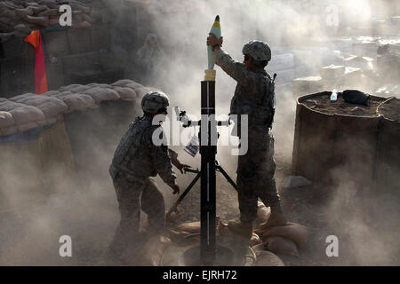 SPC. Gareth Warner Tropfen 120mm Mörser Runden in das Rohr während Spc. Ricky Olivo die Waffe am Ziel bei einer Feuer-Mission auf Combat Outpost Zurok in der Provinz Paktika, Afghanistan, Juli 13 hält. Die Soldaten sind mit dem 3. Bataillon, 509. Airborne Infanterie-Regiment, 4th Brigade Combat Team, 25. Infanterie-Division eingesetzt.  US Armee-Personal-Sergeant Andrew Smith, 55. Signal Company.  Lesen Sie mehr bei Army.mil: Gates hält Exanding Armee /-news/2009/07/17/24527-gates-considers-expanding-army/ Stockfoto