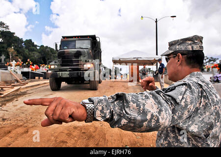 Mitglieder des 130. Engineer Battalion, 101. Truppe Befehl Puerto Rico National Guard, bieten Unterstützung für die Menschen in Lares 29 Mai, nach heftigen Regenfällen den städtischen Friedhof mit Schlammlawinen betroffen.  Staff Sgt Joseph Rivera Rebolledo Stockfoto