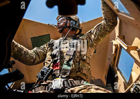 Pvt. Caleb Shain, 2. Bataillon, 506. Infanterieregiment, 4th Brigade Combat Team, 101st Airborne Division Air Assault, scans aus dem Turm während einer Patrouille in der Nähe von Forward Operating Base Salerno, 4. Juli 2013.  Army National Guard Sgt. Joshua S. Edwards Stockfoto