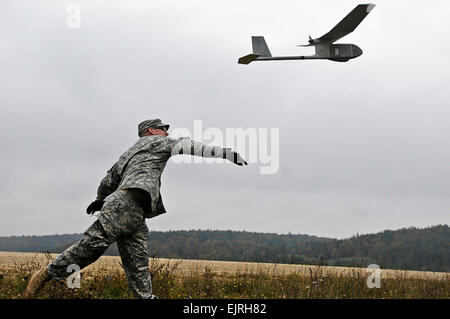 Sgt. Jason E. Gerst, gebürtig in Virginia Beach, VA., jetzt ein Squad-Leader mit 2nd Platoon, A Company, 2. Bataillon, 18. Infanterie-Regiment 170. Infantry Brigade Combat Team, startet die RQ-11 b Raven unbemannten während Raven training Okt. 5. Stockfoto