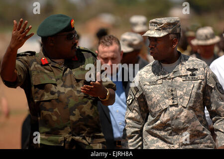 US Army General William E. Ward, Kommandeur des US Africa Command, Gespräche mit ugandischen Peoples Defense Force Oberst Sam Kavuma während einer Tour durch die Gulu Distrikt von Uganda 10. April 2008. Ward trafen sich mit lokalen Führern, US Agency for International Development Vertreter und Service-Mitglieder das 354. Civil Affairs Bataillon entfaltet zur Unterstützung einer tierärztlichen bürgerschaftliches Engagement-Programm für Combined Joint Task Force - Horn von Afrika zugeordnet.  Techn. Sgt. Jeremy T. Lock, US Air Force. Stockfoto