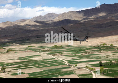 Ein UH-60 Black Hawk fliegt über einige malerische Landschaft während der Fahrt an die Stelle einer Broschüre Drop in Joghatoe District, Provinz Logar, Afghanistan, 23. April 2010. Die Flugblätter sind die Menschen des Joghatoe Bezirkes eine bevorstehende Radio Sendung informieren. Stockfoto