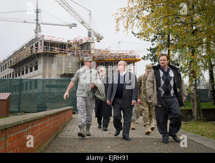 Unter Secretary Of The Army Joseph W. Westphal besucht das oberste SHAPE Headquarters Allied Powers Europe Situationsbewusstsein der NATO Prioritäten und Beiträge zur internationalen Sicherheit Kräfte-Afghanistan ISAF-A am 19. November 2012 zu gewinnen. Achtundzwanzig Länder in das NATO-Bündnis sind derzeit an der ISAF-Mission in Afghanistan beteiligt. Während seines Besuchs Westphal auch trafen sich mit wichtigen Führern, tourte die Form International School und traf sich mit Army War College Fellows. Westphal Besuch in der zentrale ist ein Vorspiel zu seinem jährlichen Thanksgiving Besuch mit Soldaten in Afghanistan wi Stockfoto