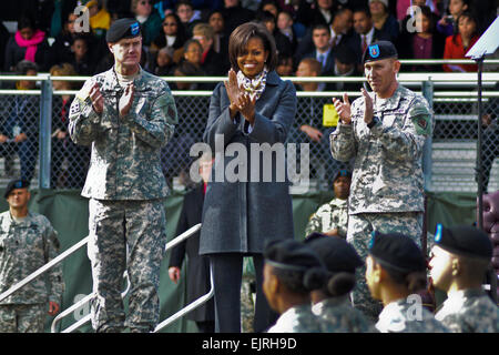 US-Generalmajor James Milano, First Lady Michelle Obama und Command Sergeant Major Brian Stall applaudieren Soldaten Durchlauf im Rückblick auf die grundlegende Kampfausbildung Abschlussfeier am Fort Jackson, S.C., 27. Januar 2011. Milano ist Fort Jackson kommandierenden General, und die Soldaten des 1. Bataillons, 34. Infanterie-Regiment zugewiesen sind.  Susanne Kappler Stockfoto