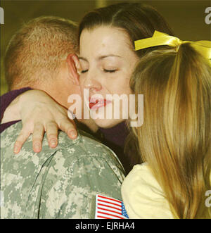 Sgt. 1. Klasse Joshua Brown, 84. Engineer Battalion, vereint mit seiner Frau Nicole und Tochter Avery in Fort Wainwright, Alaska, nach der Rückkehr aus einem Irak-Einsatz.  Brian Lepley.      . Stockfoto
