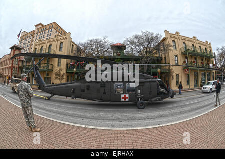 Eine Menschenmenge versammelt um ein US-Armee UH-60 Blackhawk transportiert außerhalb der Alamodome in San Antonio 2. Januar 2013 zu sehen. Das Flugzeug war auf dem Display außerhalb des Stadions, Teil des militärischen zeigt in der ganzen Stadt an der US-Armee All-American Bowl, Jan. 5 stattfinden zu gedenken platziert. Die Armee hat der All-American Bowl in San Antonio seit 2002 veranstaltet Hervorhebung der besten Highschool-Athleten aus in der gesamten Nation. US Army Reserve Foto von Sgt. 1. Klasse Carlos J. Lazo, 302. Mobile Public Affairs-Abteilung Stockfoto